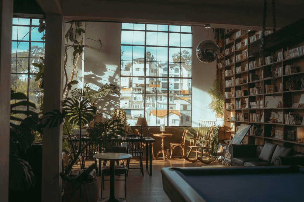 Fong c&agrave; ph&ecirc; được thiết kế với phong c&aacute;ch cổ điển, trầm mặc (Nguồn: Fanpage Fong)